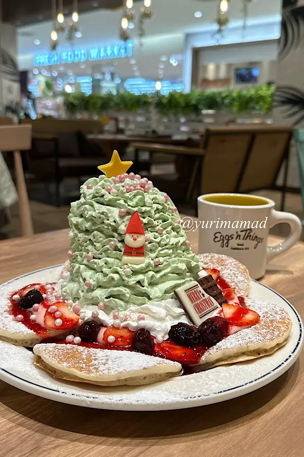 エッグスンシングスエミフルのクリスマスツリーパンケーキを正面から撮影した写真1