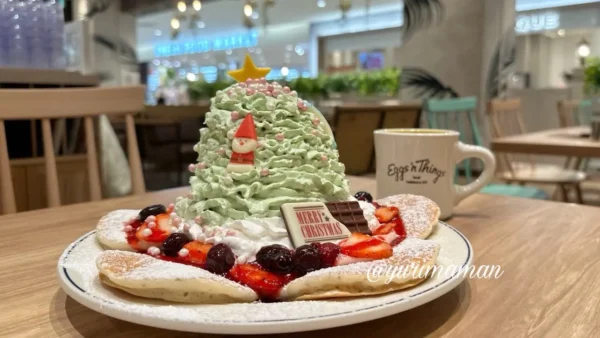 エッグスンシングスエミフルのクリスマスツリーパンケーキを正面から撮影した写真2