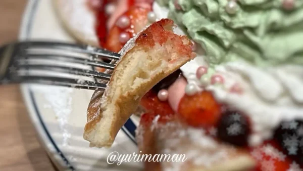 エッグスンシングスのパンケーキの断面をフォークで持ち上げた様子1