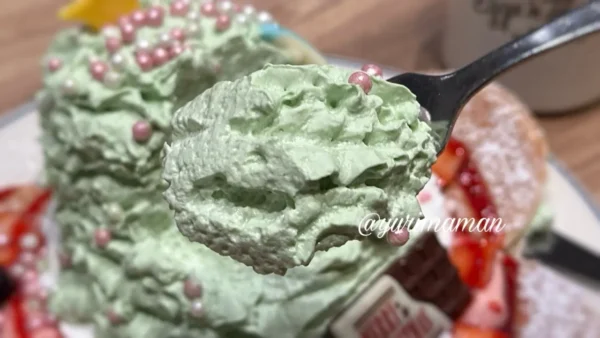 クリスマスツリーパンケーキのトッピングの生クリーム