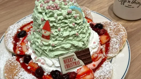 エッグスンシングスエミフルのクリスマスツリーパンケーキを真上から撮影した写真