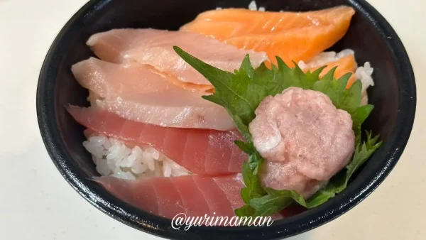 はま寿司の580円まぐろサーモン丼（テイクアウト限定海鮮丼）1