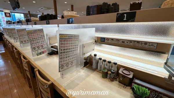 はま寿司松山中央店のカウンター席の様子