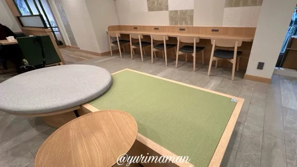 茶寮 伊藤園 松山市駅前店の店内。畳スペースと丸テーブルがある落ち着いた雰囲気の席。