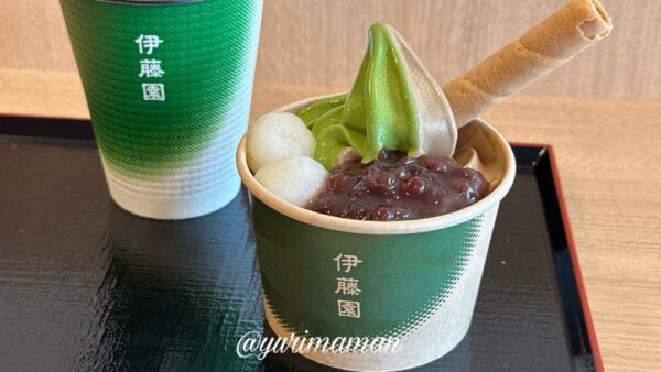 茶寮 伊藤園 松山市駅前店の店舗限定「抹茶＆ほうじ茶 白玉あずきソフトクリーム」1