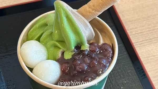 茶寮 伊藤園 松山市駅前店の店舗限定「抹茶＆ほうじ茶 白玉あずきソフトクリーム」2