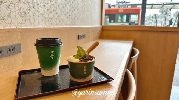 茶寮 伊藤園 松山市駅前店の抹茶ラテと限定ソフト2