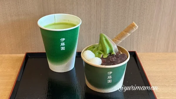 茶寮 伊藤園 松山市駅前店の抹茶ラテと限定ソフト1