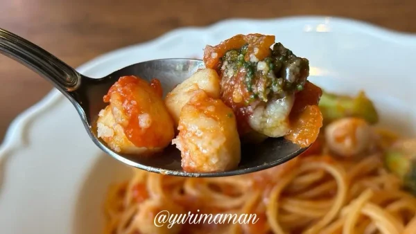 小柱とブロッコリーのトマトソースの具をスプーンですくったところ - ゆりママんブログ 小柱とブロッコリーのトマトソースの具をスプーンですくったところ