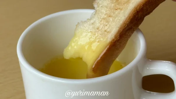 濃厚なコーンスープにパンを浸して