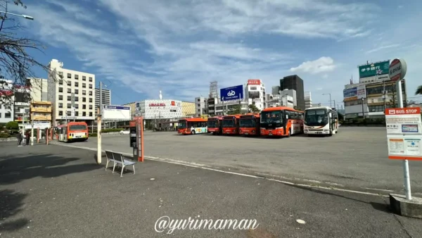 JR松山駅前のバス停とリムジンバス乗り場の様子（2025年撮影）