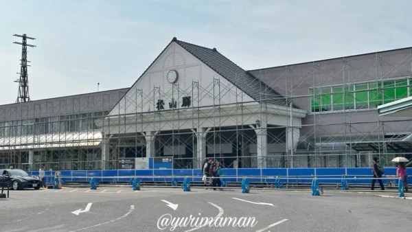 取り壊し工事が始まり足場が組まれたJR松山駅旧駅舎の外観（2025年11月撮影）