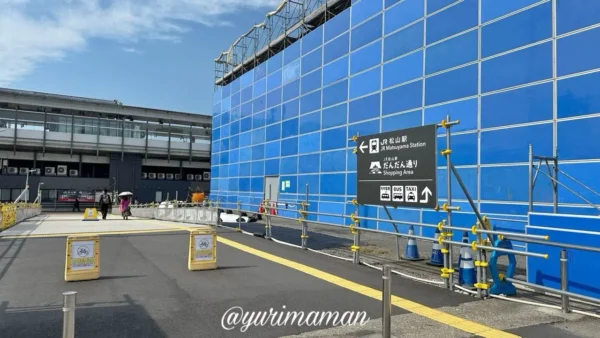 旧駅舎からの通り抜け終了後に設置されたJR松山駅の屋外仮設通路（2025年11月）