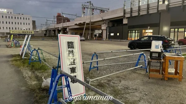 JR松山駅東口に設けられた臨時駐車場の広い敷地の様子（2025年11月）