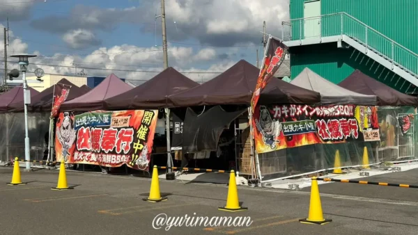 今治ワールドプラザ駐車場に設置された牡蠣奉行の期間限定テント外観1