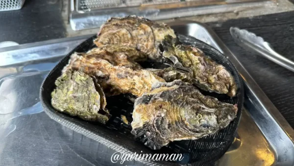 牡蠣奉行の売り場から取ったカキ一盛り