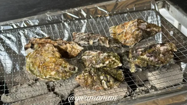 牡蠣奉行のBBQテーブルで牡蠣を焼いている様子