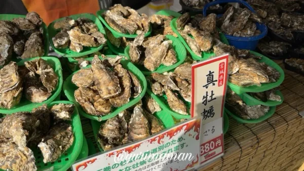 牡蠣奉行で販売されている宮城県産真牡蠣の盛り合わせ