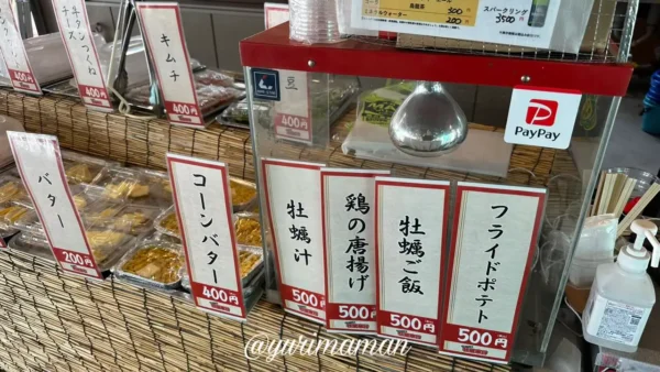 牡蠣奉行で販売される牡蠣ご飯や牡蠣汁、鶏の唐揚げなどのサイドメニュー