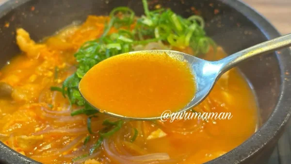 韓丼のスン豆腐の辛うまスープ。湯気が立つアツアツの状態 - ゆりママんブログ 韓丼のスン豆腐の辛うまスープ。湯気が立つアツアツの状態