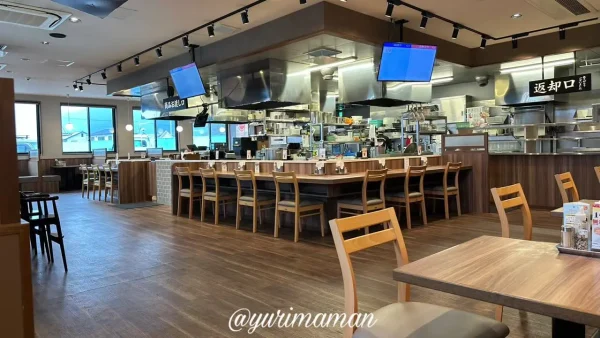 韓丼 新居浜店の店内。テーブル席が広々としていて落ち着いた雰囲気 - ゆりママんブログ 韓丼 新居浜店の店内。テーブル席が広々としていて落ち着いた雰囲気