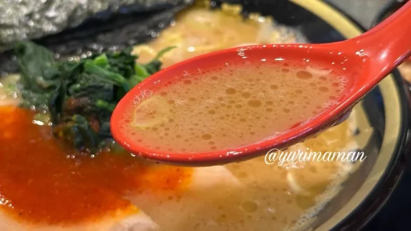 鯉から竜の赤丸スープをレンゲですくう様子 - ゆりママんブログ 鯉から竜の赤丸スープをレンゲですくう様子