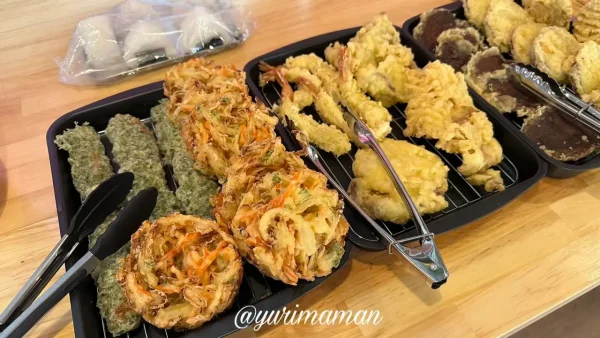 ハワイアンな雰囲気の店内に天ぷらが並ぶカウンター2