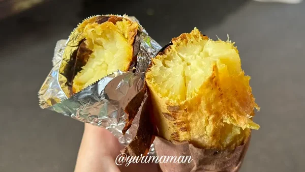 焼きたて石焼き芋の黄金色の断面が見えるアップ写真1 - ゆりママんブログ 焼きたて石焼き芋の黄金色の断面が見えるアップ写真1