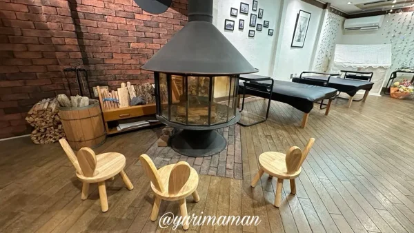 Mcrepe(松山市)の大きな暖炉がある店内 - ゆりママんブログ Mcrepe(松山市)の大きな暖炉がある店内