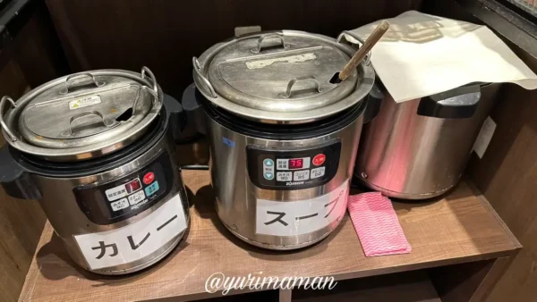 おむらいす亭のカレーとスープの提供コーナー