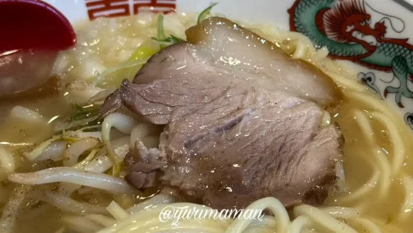 とんにぼラーメンにのった分厚いチャーシューのアップ写真 - ゆりママんブログ とんにぼラーメンにのった分厚いチャーシューのアップ写真