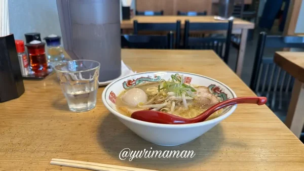 サムライノネイロの「とんしおラーメン」をテーブルに置いた状態の写真2 - ゆりママんブログ サムライノネイロの「とんにぼラーメン」をテーブルに置いた状態の写真2