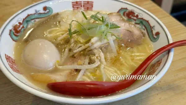 サムライノネイロの「とんにぼラーメン」をテーブルに置いた状態の写真 - ゆりママんブログ サムライノネイロの「とんにぼラーメン」をテーブルに置いた状態の写真