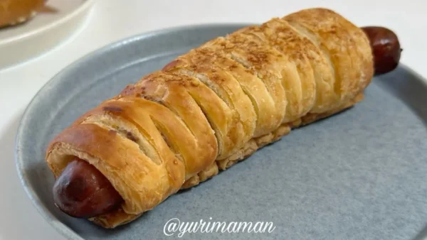 スタバのあらびきソーセージパイをお皿にのせた実食写真。パイ生地がさくさくで香ばしい。