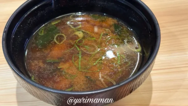 スシローの平日限定ランチセット（わかめの赤だし）