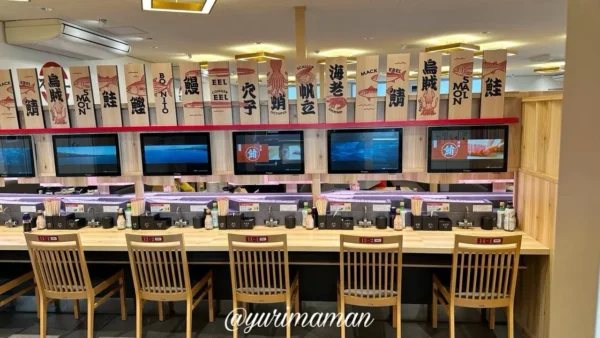 スシロー東温店のカウンター席の様子