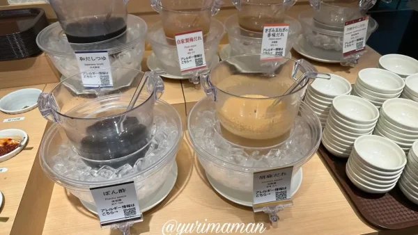 ごまだれやポン酢などが並ぶしゃぶ葉今治店のたれBARコーナー1