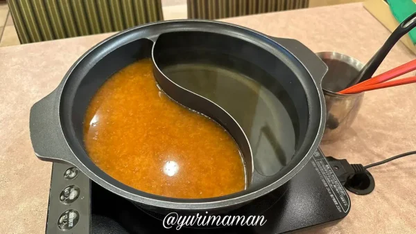 鶏ガラ醤油と赤チゲ味噌だしの2種類を選んだしゃぶ葉の鍋スープ