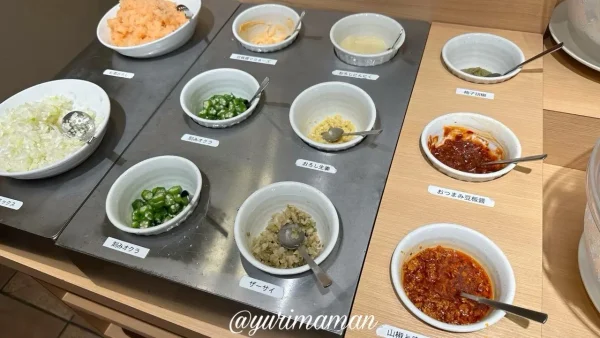 ごまだれやポン酢などが並ぶしゃぶ葉今治店のたれBARコーナー2