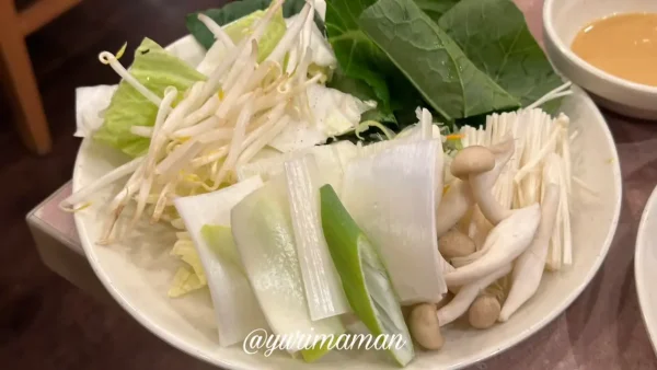 新鮮な野菜が並ぶしゃぶ葉今治店の野菜バーコーナー2