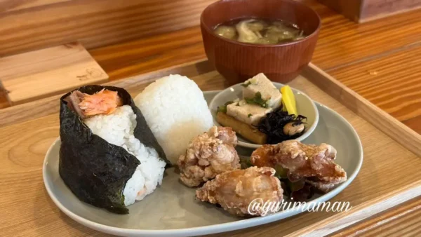 タネマキ食堂の清流米おにぎり定食（鮭むすび・塩むすび・唐揚げ・副菜・味噌汁）