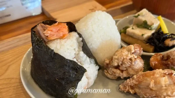 タネマキ食堂のおにぎりのアップ写真。久万高原町産清流米を使用