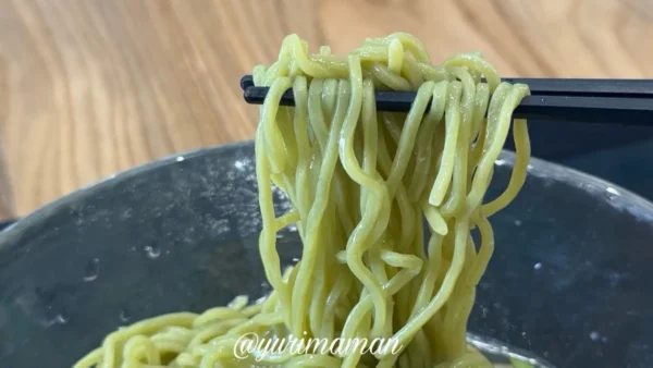 モリンガを練り込んだ自家製麺のアップ