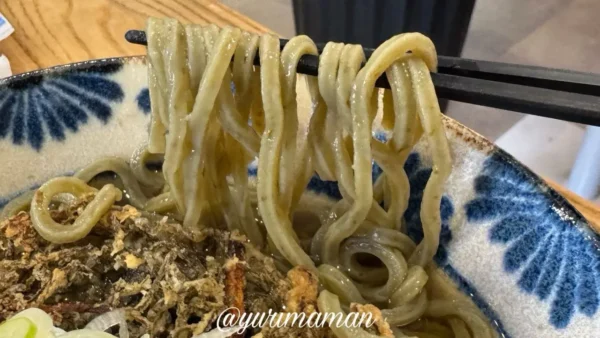 もずくを練り込んだ自家製麺のアップ写真
