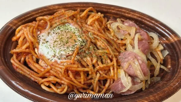 トライアル西条店のお惣菜コーナーで購入した鉄板ナポリタン