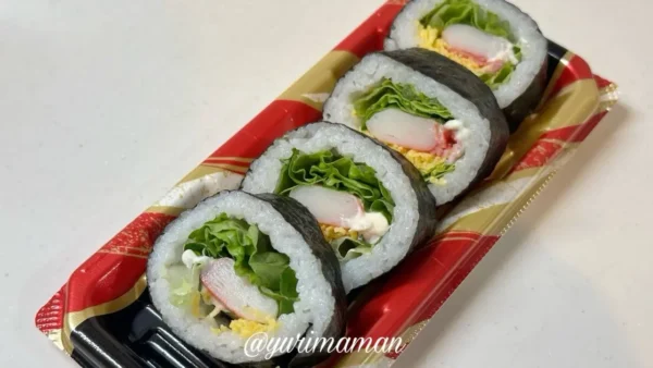 トライアル西条店のお惣菜コーナーで購入したミックスサラダ巻き