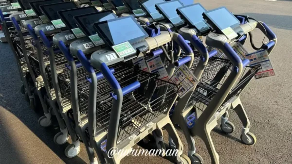 トライアル西条店で使用できるタブレット付きレジカート全体の外観