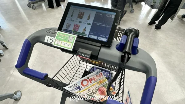 トライアル西条店のレジカートに搭載されたタブレット画面の様子