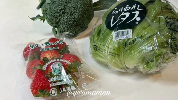 トライアル西条店で購入した愛媛県産いちごと野菜類（レタス・ブロッコリー）