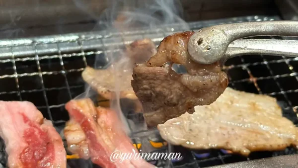 焼肉食堂炎蔵で肉を網で焼いている様子（炎の上がるグリル場面）3